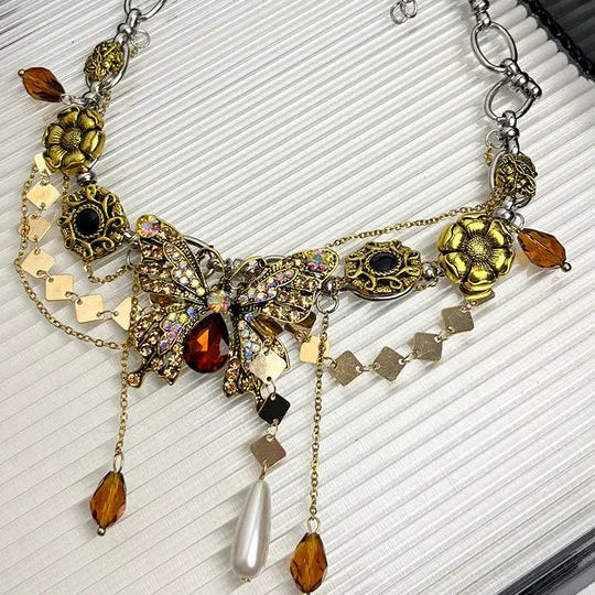 Rhinestone choker necklace with sparkling crystal embellishments – trendy fashion jewellery for women