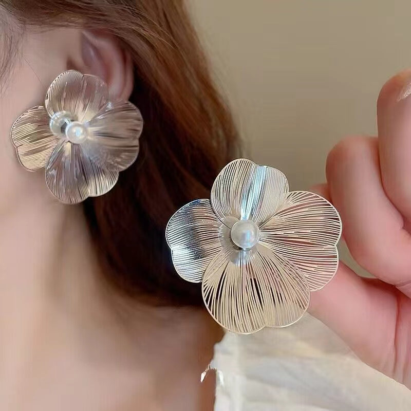 Luxury Silver Pearl Flower Earrings