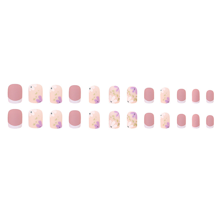 Daisy Dreams press-on artificial nails with floral daisy design, trendy nail art for women