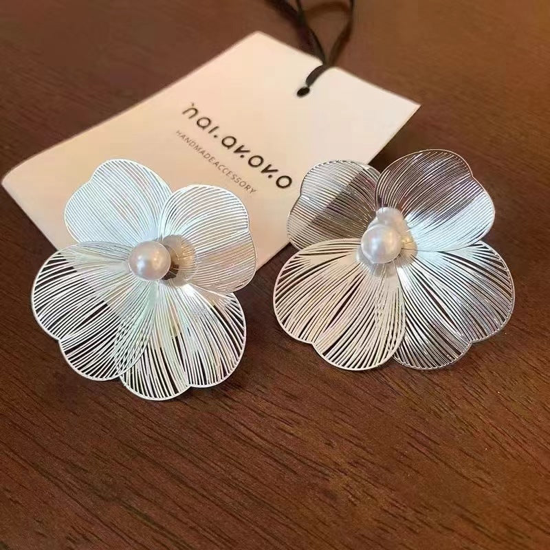 Luxury Silver Pearl Flower Earrings