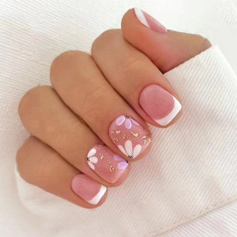 Daisy Dreams press-on artificial nails with floral daisy design, trendy nail art for women
