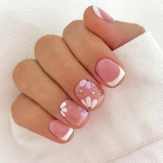 Daisy Dreams press-on artificial nails with floral daisy design, trendy nail art for women